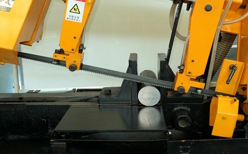 武江数控带锯床自动送料精度会出现偏差吗？