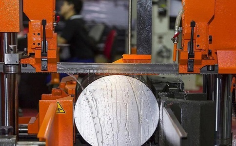 武江立式金属带锯床切削出现跑带故障解决方法！